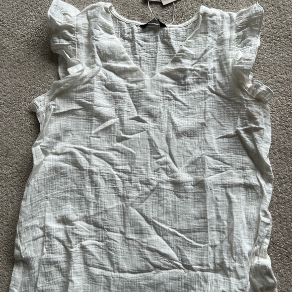 Ladies white size M Dokotoo light weight ruffle top. - Picture 9 of 13